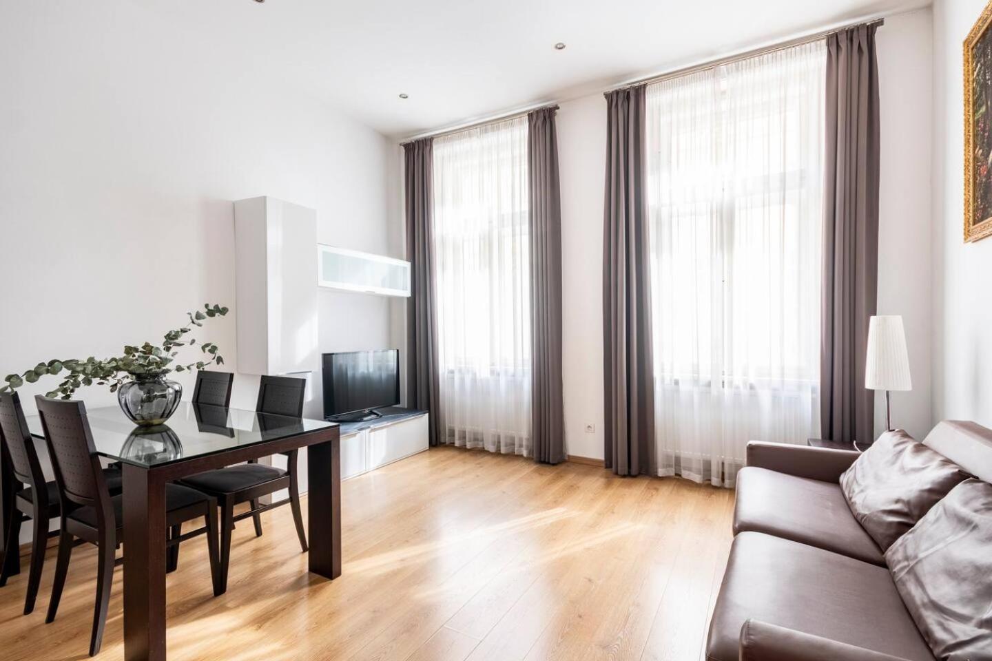 Place Of Grace - 50 Meters From Dancing House Prague Room photo