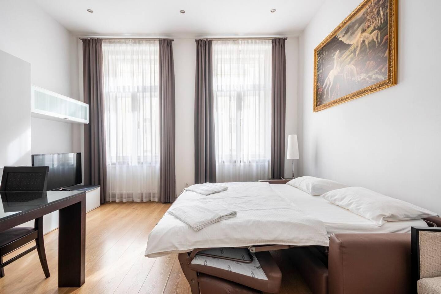 Place Of Grace - 50 Meters From Dancing House Prague Room photo